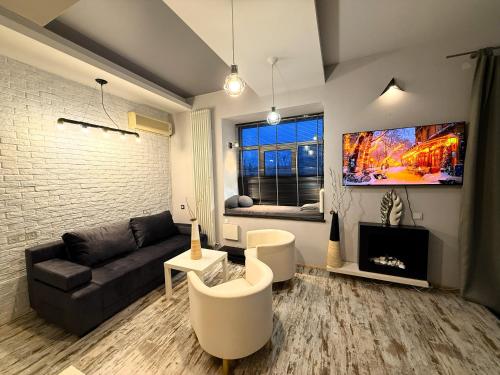Kyiv Tokyo Apartment في كييف: غرفة معيشة مع أريكة ومدفأة