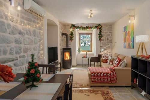 MuoHistoric Waterfront House的客厅墙上挂着圣诞树