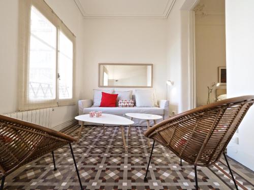 巴塞隆納的住宿－加泰羅尼亞廣場斯維茨福爾戴斯設計公寓，客厅配有沙发和两把椅子