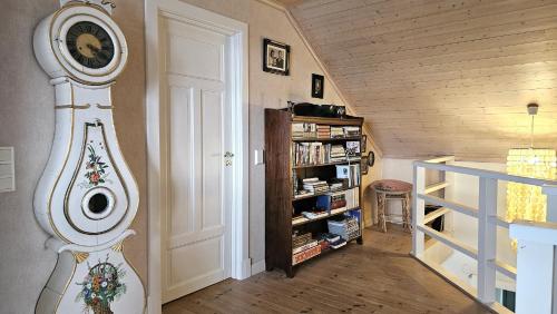 Una cocina o cocineta en Large villa near the lake with rowing boat SE09131