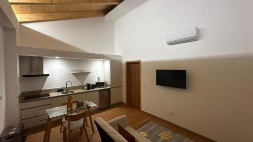 un soggiorno con un tavolo e una cucina di Quinta do Codeçal a Vila Real