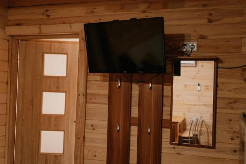 Μια τηλεόραση ή/και κέντρο ψυχαγωγίας στο Apartament Sosnowy Domek Parter Zator Graboszyce