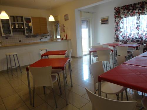 Un restaurante o sitio para comer en B&B Emmanuel