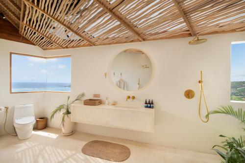 Phòng tắm tại Sea-View Cliff Villa - Private Pool - 5min to Kuta