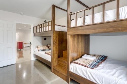 Ένα ή περισσότερα κρεβάτια σε δωμάτιο στο Patio and Parking! Modern Bunkhouse Near Lake Erie