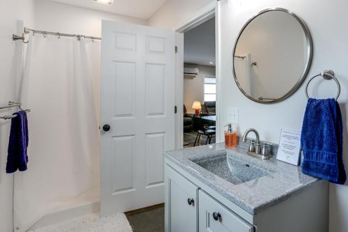 Ένα μπάνιο στο Patio and Parking! Modern Bunkhouse Near Lake Erie