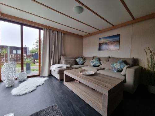 En eller flere senge i et værelse på Beach Resort Kamperland - 181