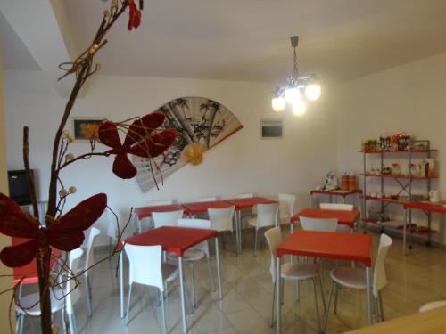 Un restaurante o sitio para comer en B&B Emmanuel