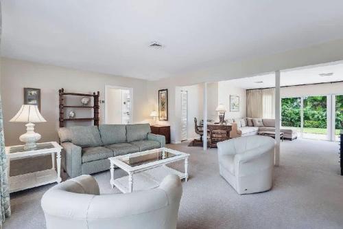 Гостиная зона в Cozy Three-Bedroom Coastal Home Near the Beach