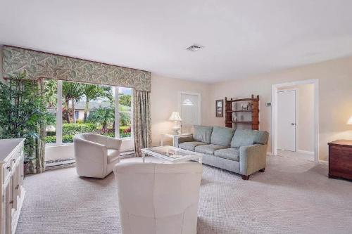 Гостиная зона в Cozy Three-Bedroom Coastal Home Near the Beach