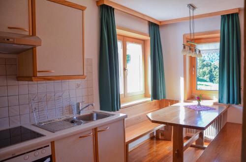 Kuchyň nebo kuchyňský kout v ubytování Ferienwohnung Kaspar Natter