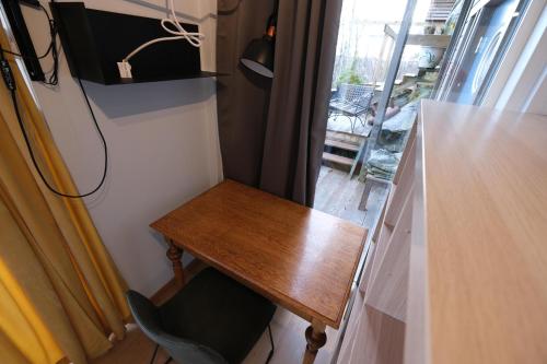 een klein houten tafeltje in een kamer met een stoel bij Myrvoll 