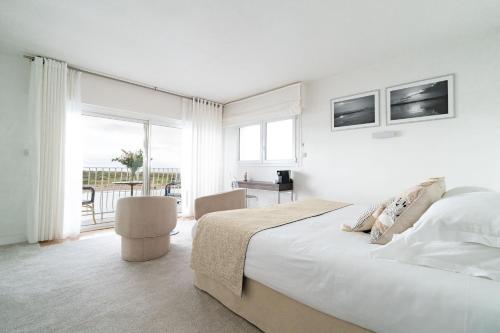 Ένα ή περισσότερα κρεβάτια σε δωμάτιο στο Hôtel La Marine