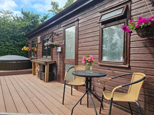 Μπαλκόνι ή βεράντα στο The Woodland Lodge - Wood Fired Hot Tub and Firepit