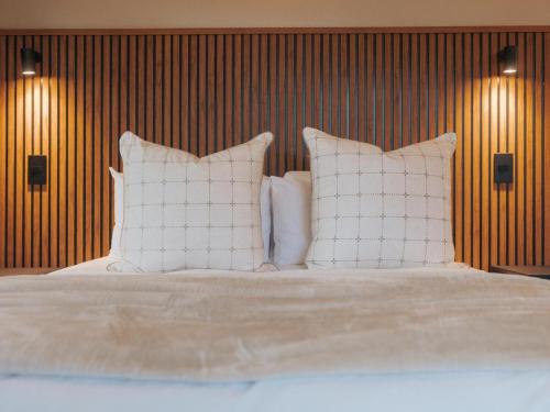 Postel nebo postele na pokoji v ubytování Woodpecker Cabin at Vrolikheid Landgoed