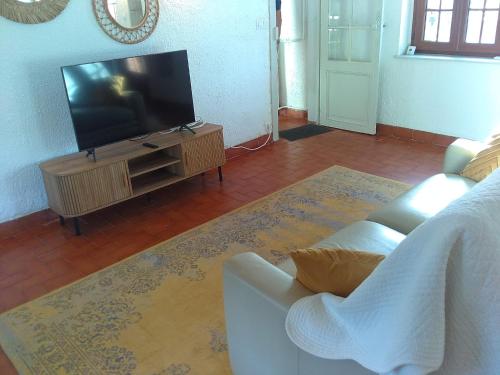 Μια τηλεόραση ή/και κέντρο ψυχαγωγίας στο La Ballière, un havre de douceur et de prestige