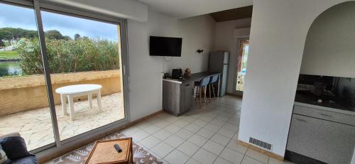 Villa sur l'ile des marinas avec piscine, parking et ponton privé