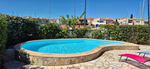 Villa sur l'ile des marinas avec piscine, parking et ponton privé