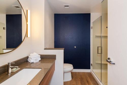 Un baño con inodoro, lavabo y espejo. en Fairfield Inn & Suites Dayton Beavercreek, en Beavercreek