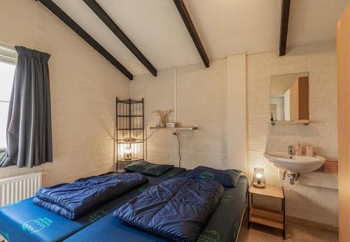 En eller flere senge i et værelse på Bungalowpark Simpelveld - Castra 39