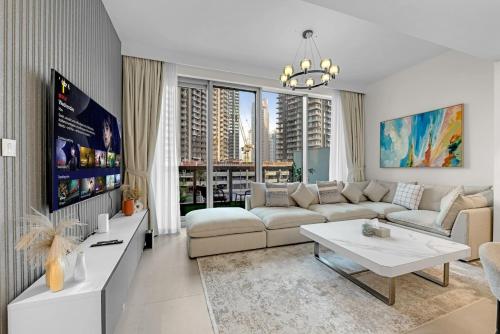 2 BR in Forte, Close to Dubai Mall with Pool and Gym
