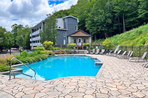 Bazén v ubytování Loft Le Mercier by Gestion ELITE nebo v jeho okolí