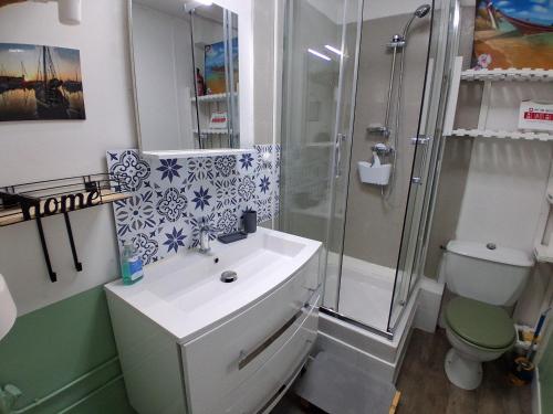 Koupelna v ubytování Appartement dans résidence calme et parking privé