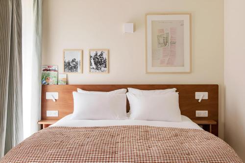 Postel nebo postele na pokoji v ubytování ALFRED HOTELS Paris Gare du Nord