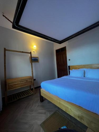 una camera da letto con un letto grande in una stanza di Cj VILLA a Karatu