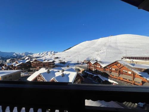 Una imagen general de la montaña o una montaña tomada desde el hotel