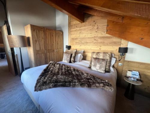 Una cama o camas en una habitación de Hôtel Au Chamois d'Or by Les Etincelles