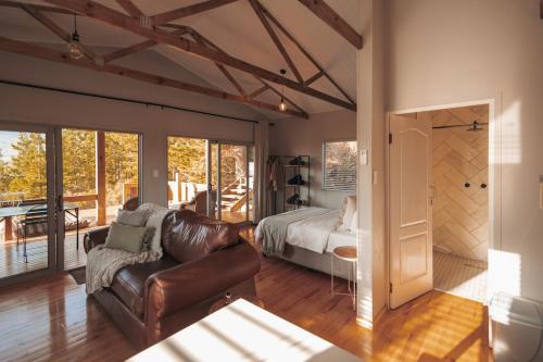 Postel nebo postele na pokoji v ubytování Swallow Cabin at Vrolikheid Landgoed