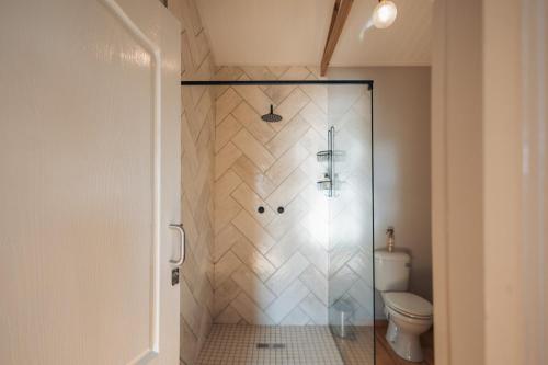 Koupelna v ubytování Swallow Cabin at Vrolikheid Landgoed