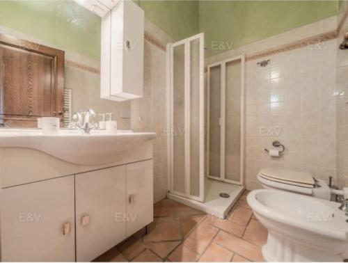 ein weißes Badezimmer mit Waschbecken und Toilette in der Unterkunft la casa nel borgo in Bevagna