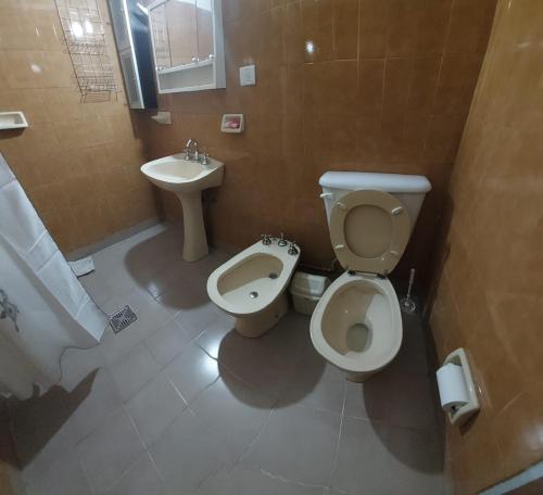 ein Bad mit einem WC, einem Bidet und einem Waschbecken in der Unterkunft Casa en Nono in Nono