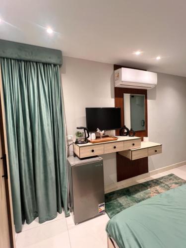 カイロにあるFanton Hotelのベッドとテレビ付きの机のある部屋