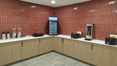 Kuchyň nebo kuchyňský kout v ubytování Hawthorn Extended Stay by Wyndham DFW Airport North