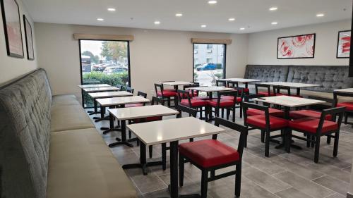 Posezení v ubytování Hawthorn Extended Stay by Wyndham DFW Airport North