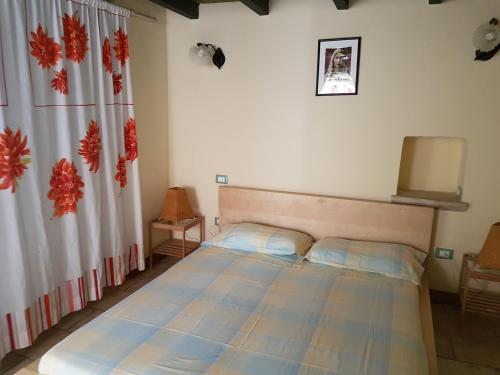 ヴェーリエにあるCasavacanze Salento Spaniのカーテンとベッドサイドシックスが備わる客室の小さなベッド1台分です。