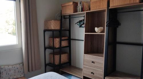 En eller flere senge i et værelse på Chez Marie Lou