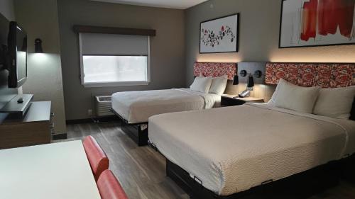 Postel nebo postele na pokoji v ubytování Hawthorn Extended Stay by Wyndham DFW Airport North