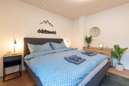 Giường trong phòng chung tại Lungern Alpine Stay with free parking
