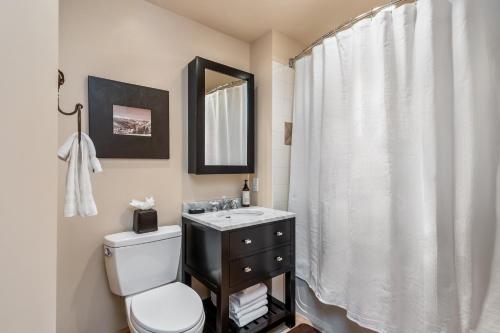 Koupelna v ubytování Steps to Superbee Lift with Hot Tubs & Mountain Views