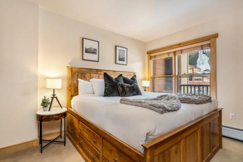 Postel nebo postele na pokoji v ubytování Steps to Superbee Lift with Hot Tubs & Mountain Views
