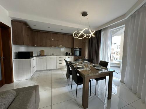 Kuchyň nebo kuchyňský kout v ubytování Gzira Cozy Stay Apartment