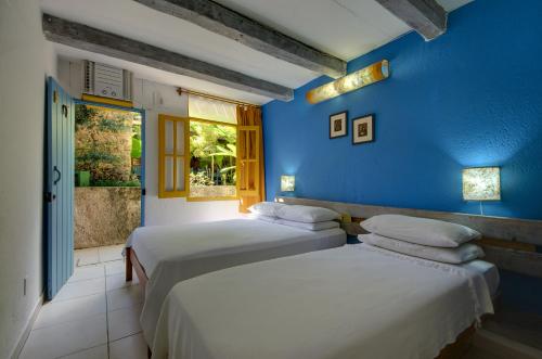 เตียงในห้องที่ Hotel Estalagem Porto Seguro
