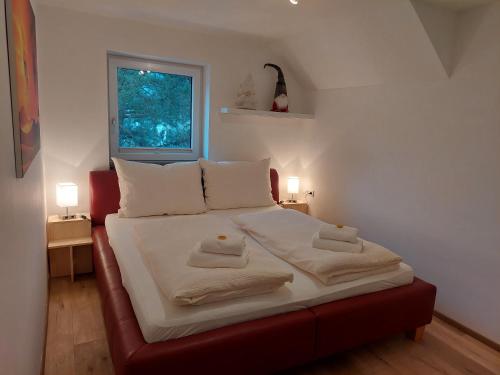 Appartement WiSo في ماوترندورف: غرفة نوم بها سرير عليه منشفتان