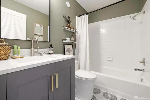 Un baño con lavabo, inodoro y bañera. en Modern City View at Lake Merritt - Balcony # 3, en Oakland