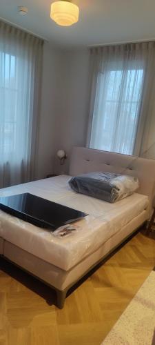 a large bed in a room with windows at Boetiekhotel Het Gezellenhuis in Ouderkerk aan de Amstel