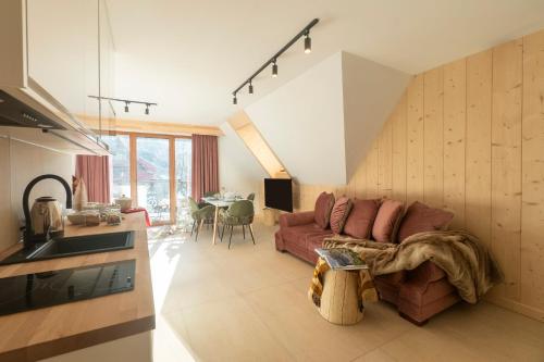 ein Wohnzimmer mit Sofa und Tisch in der Unterkunft Jaszczurówka 33 Aparthotel & SPA in Zakopane